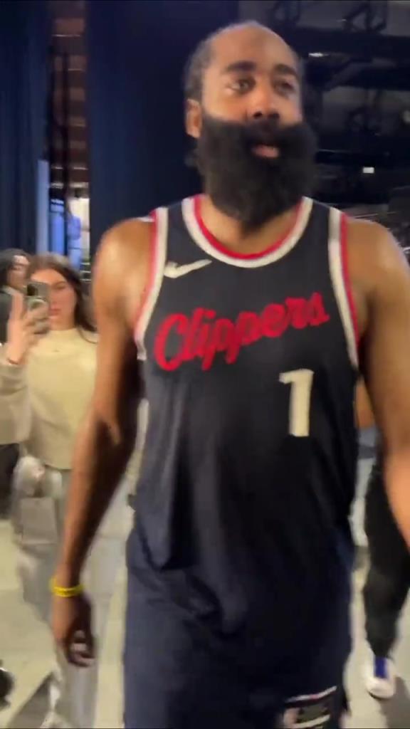 赢了！哈登赛后走回更衣室在球员通道和工作人员一一击掌庆祝